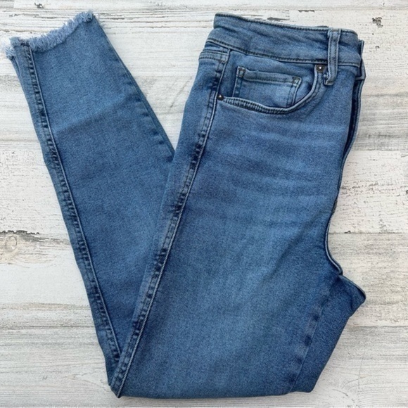 Free People Jeans Size 30 Woman’s 5-pocket style Raw Hem Light Wash Blue - Picture 2 of 12